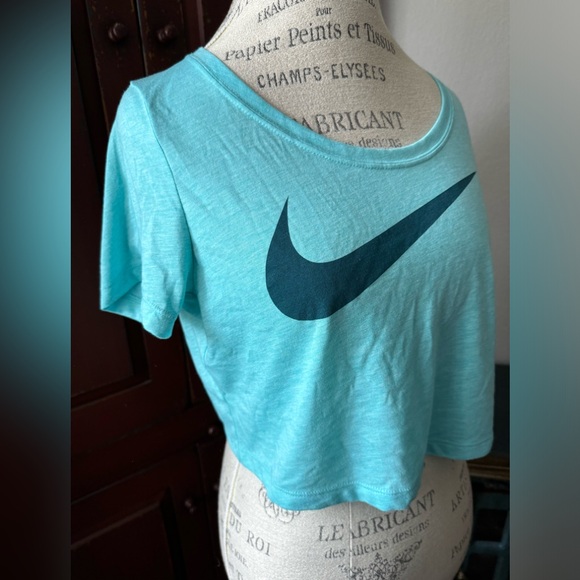 NWOT Nike Medium Dri-Fit Cropped Tee - Picture 3 of 7